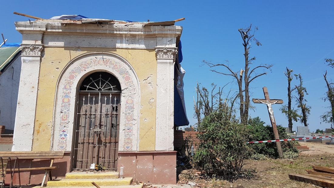 Tornádo poničilo i tisíce hrobů, s obnovou pomůže ministerstvo